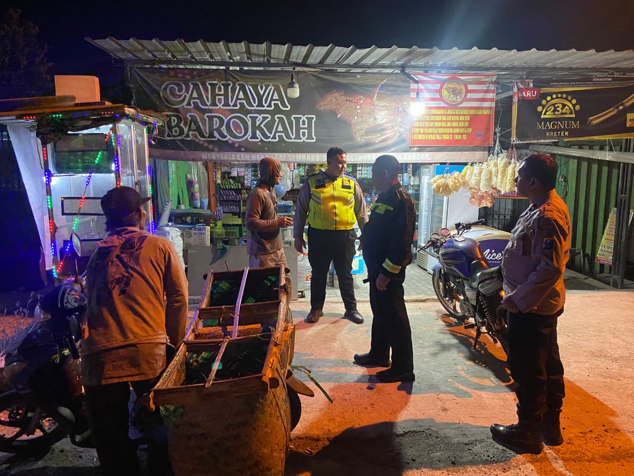Anggota Polsek Mojoagung Polres Jombang Polda Jatim melaksanakan giat patroli harkamtibmas di Desa Miagan Kecamatan Mojoagung Kab. Jombang