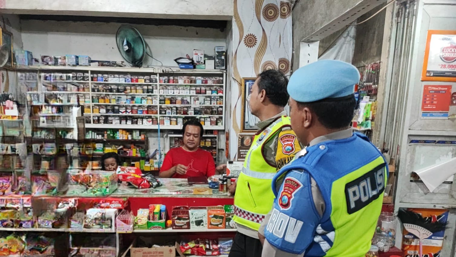 Patroli Dialogis Malam Hari Anggota Polsek Jogoroto Sambangi Obyek Vital Pertokoan