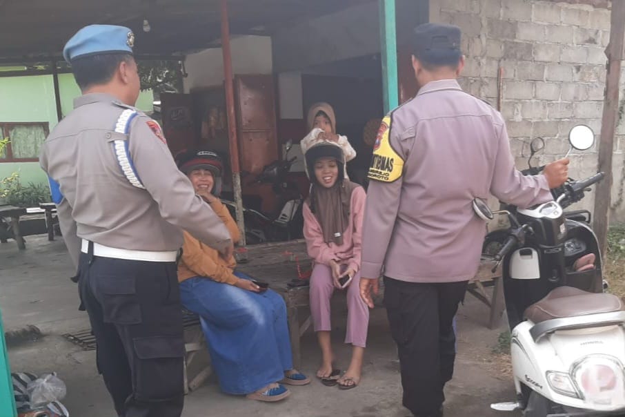 Patroli Harkamtibmas Anggota Polsek Jogoroto Dialogis Kamtibmas Dengan Warga Masyarakat Agar Selalu Waspada Terhadap Pelaku Kejahatan Dan 3c