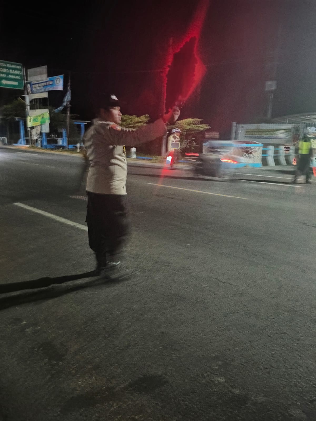 Commander WIS pagi hari Polsek Perak di depan PT MPS Perak