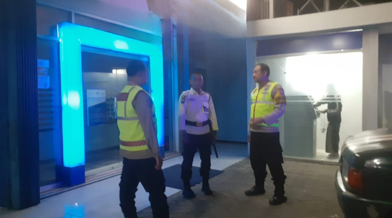Personil Polsek Jogoroto Gelar patroli,Obyevital Sambangi Mesin ATM Bank BRI Unit Jogoroto