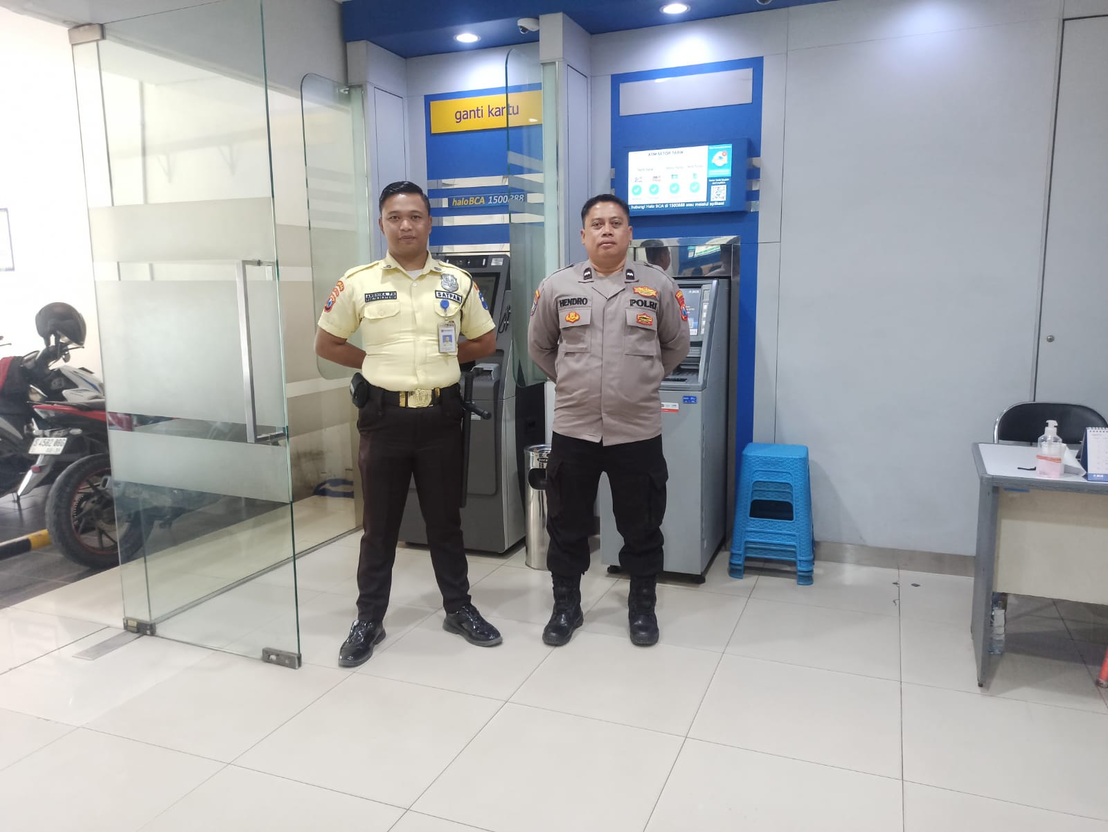 Anggota Polsek Mojoagung Aipda Hendro P melaksanakan pengamanan obyek Vital guna meminimalisir tindak aksi kriminalitas 3C. 