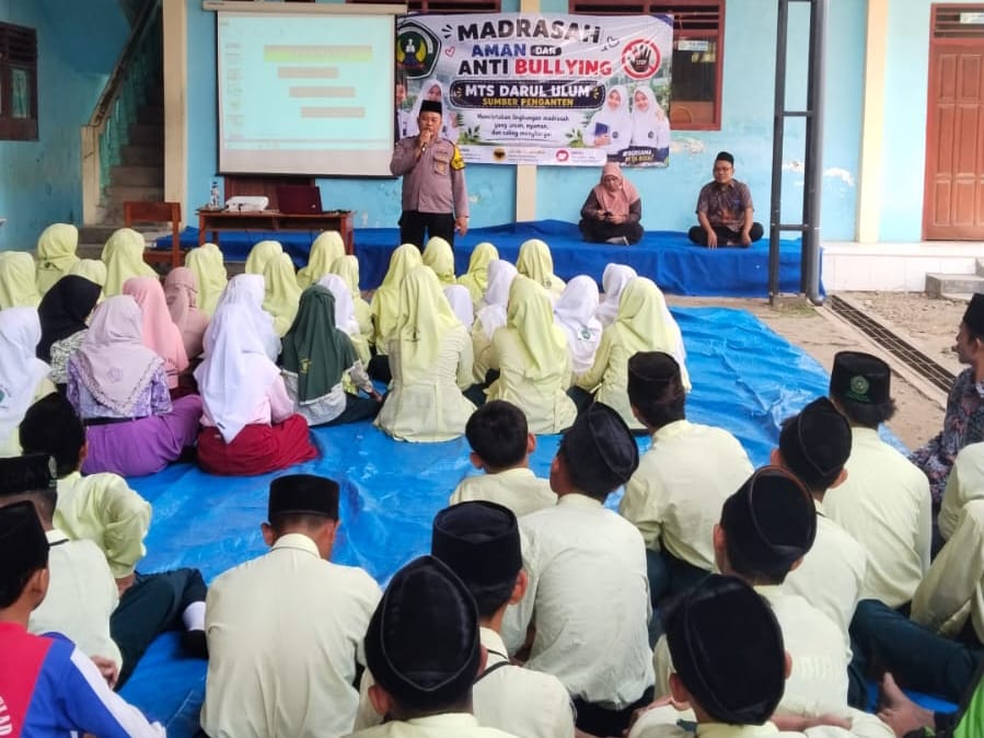 Bhabinkamtibmas Desa Jogoroto Melaksanakan Giat Binluh di MTs Darul Ulum Sumber Penganten