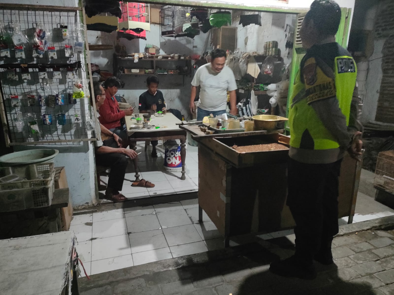 Polsek Kesamben Gelar Patroli Dialogis dan Sampaikan Pesan Kamtibmas Kepada Warga