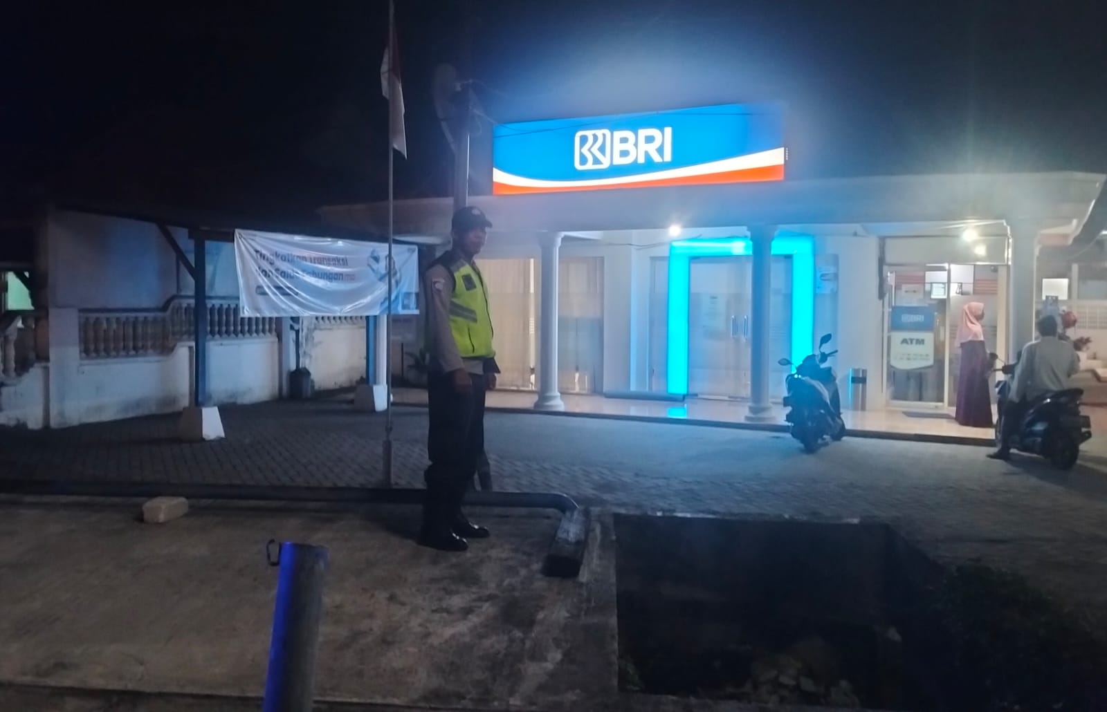 Petugas Menyambangi Sejumlah Gerai ATM dan Berinteraksi Langsung Dengan Pengunjung Guna Memberikan Rasa Aman