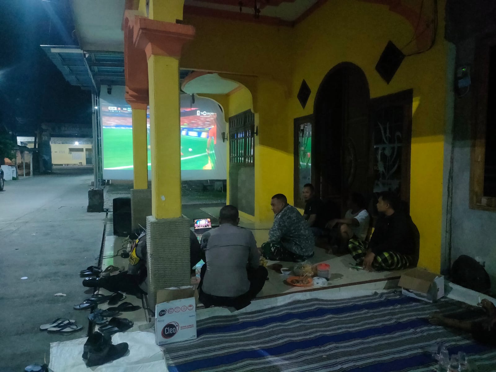 Nobar Semifinal Piala Dunia 2026, TNI Polri Bersama Warga Desa Watudakon Kesamben