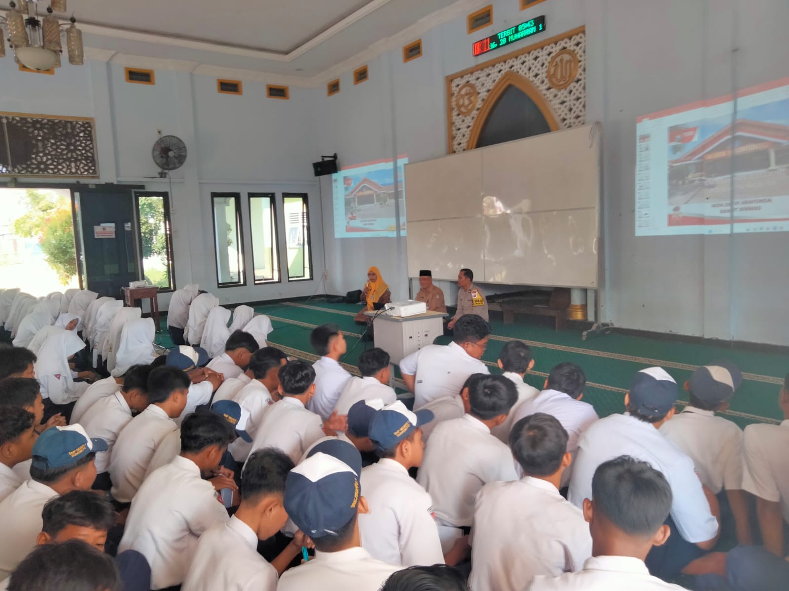 Kanit Binmas laksanakan sosialisasi anti bullying di SMPN 1 Sumobito di Desa Segodorejo Kecamatan Sum