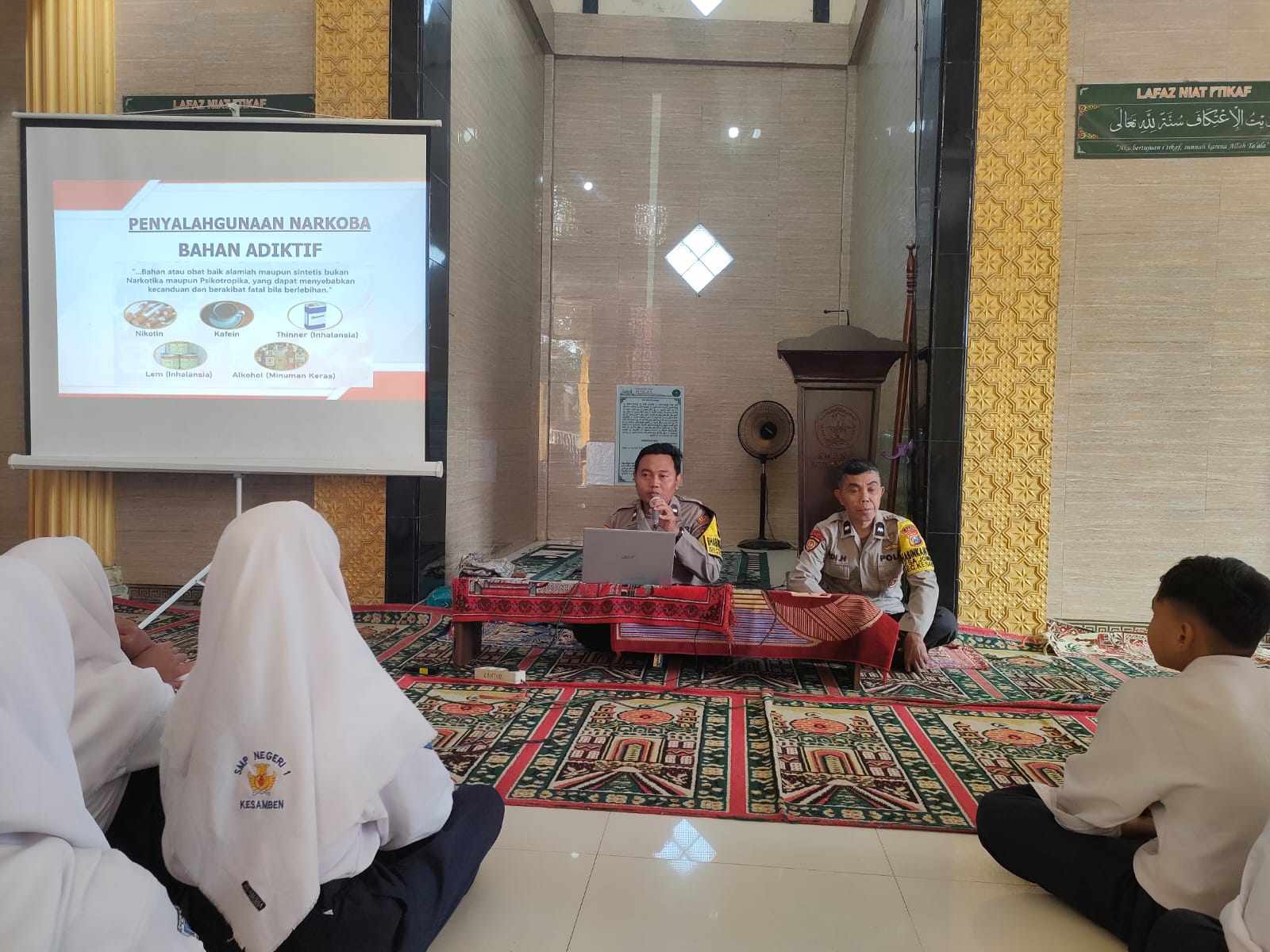 Cegah Kenakalan Remaja, Polsek Kesamben Sosialisasi Narkoba dan Tertib Berlalu Lintas di SMPN 1 Kesamben