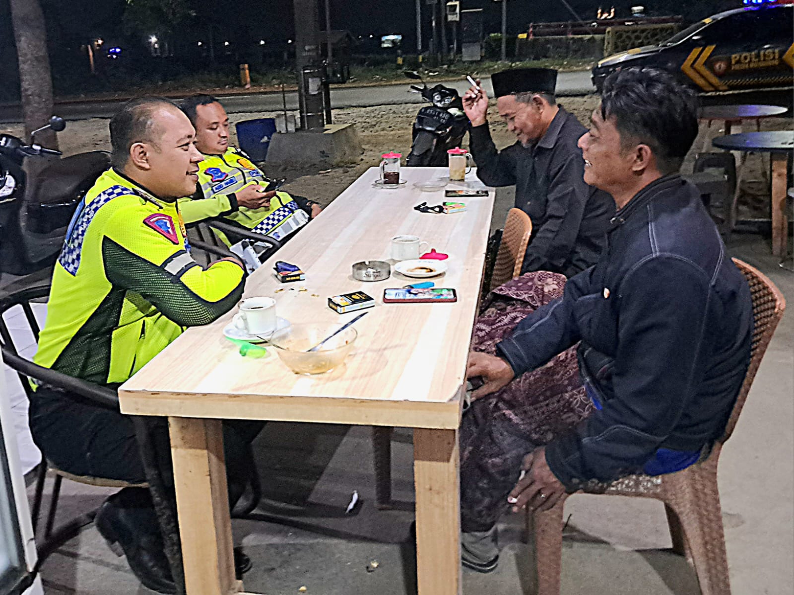 Anggota Polsek Mojoagung Polres Jombang Polda Jatim melaksanakan giat patroli Dialogis dengan warga masyarakat