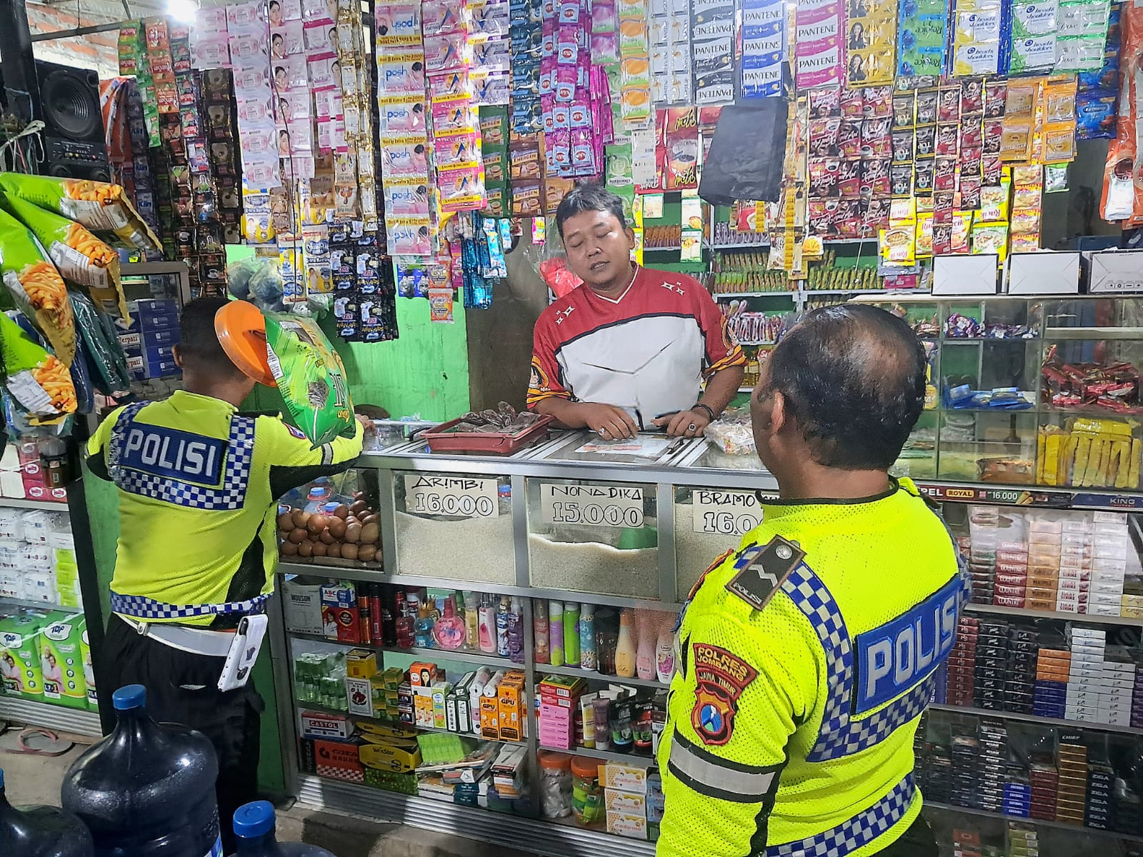 Anggota Polsek Mojoagung Polres Jombang Polda Jatim melaksanakan giat patroli Dialogis di minimarket yang buka 24 Jam