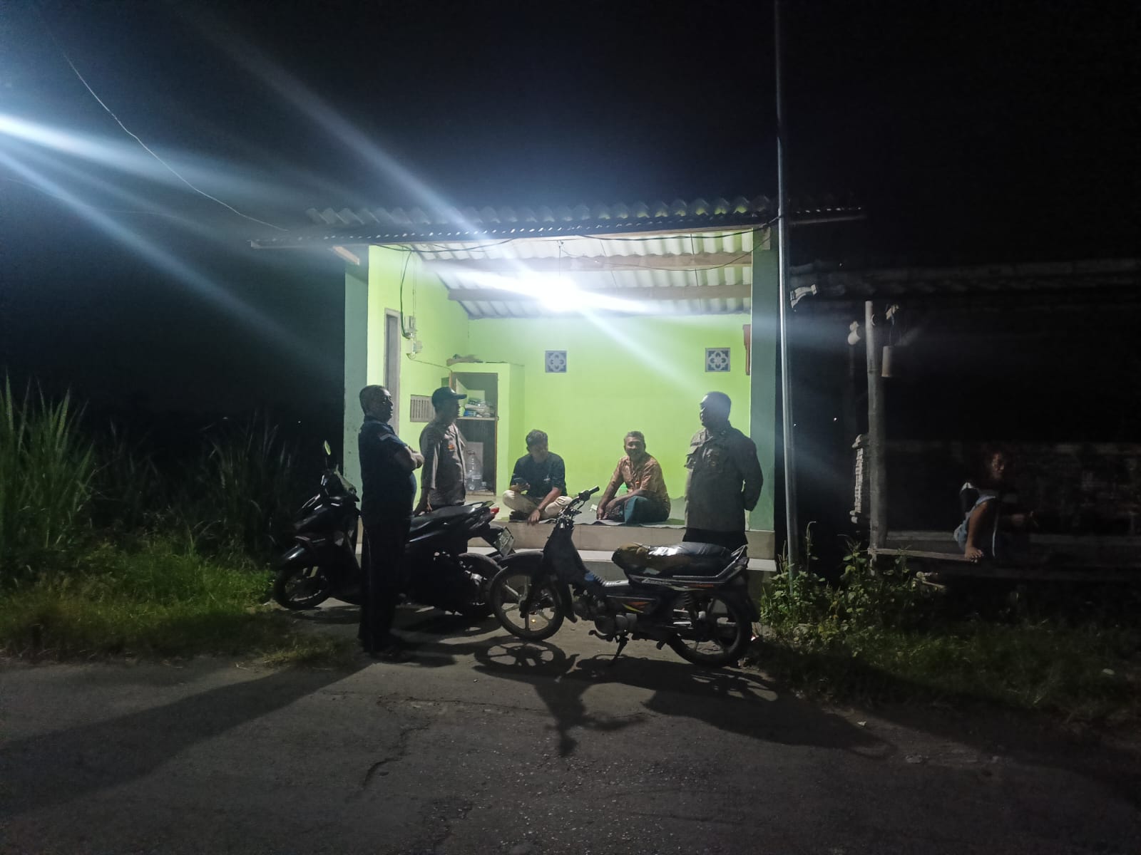 Patroli Sepertiga Malam Anggota Polsek Jogoroto Sambang Poskamling Desa Alang Alang Caruban