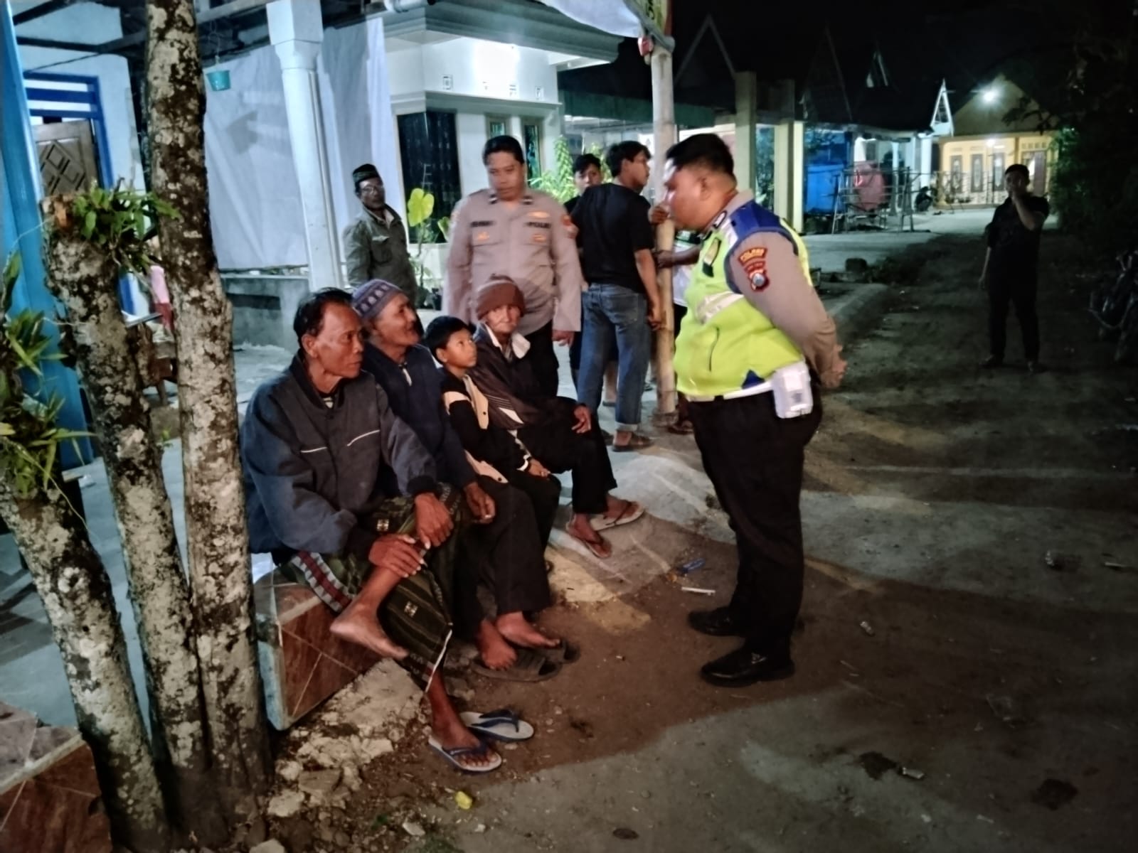 Patroli Dialogis serta berikan himbauan kamtibmas kepada masyarakat di laksanakan oleh anggota polsek mojoagung