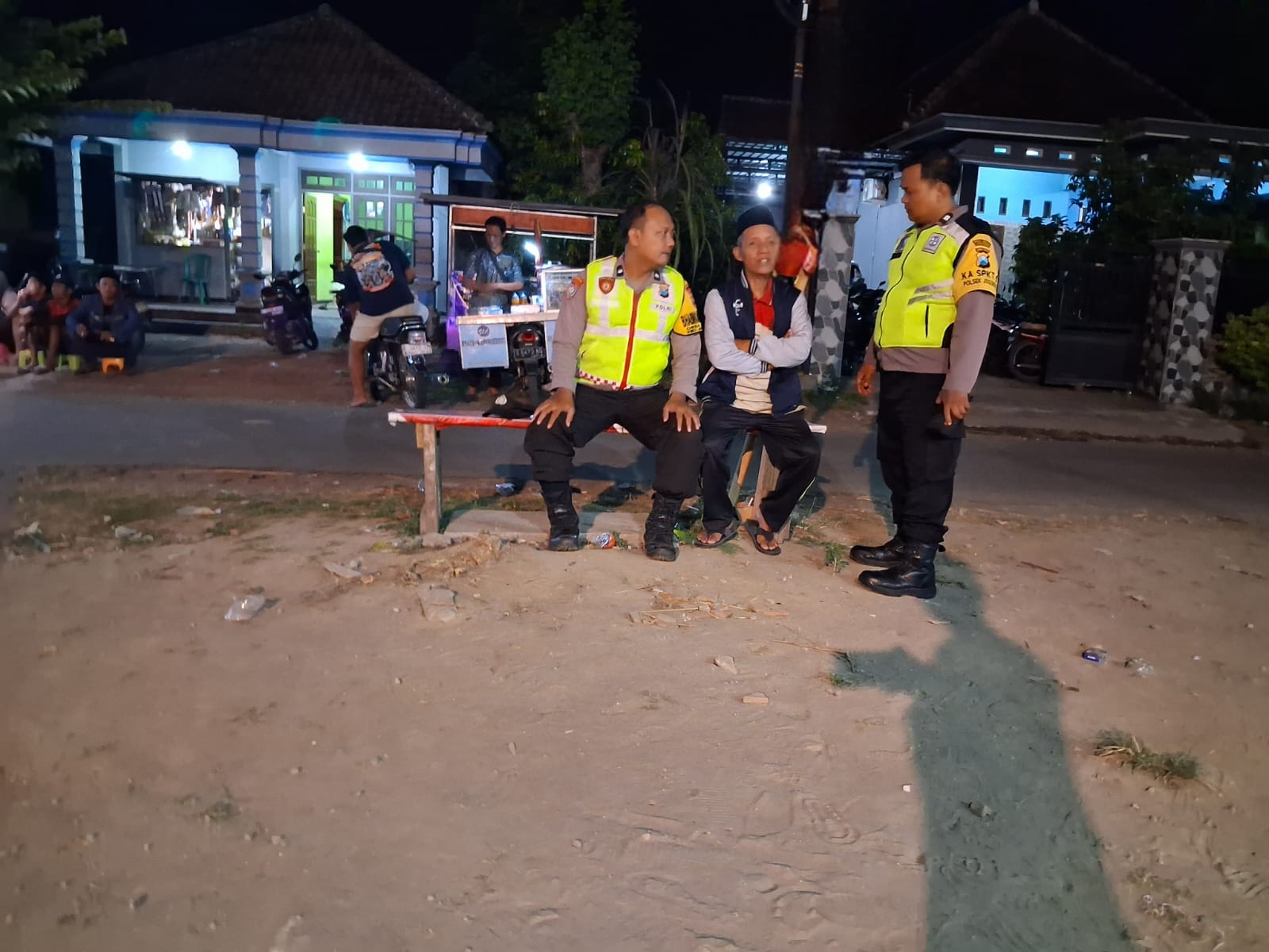 Anggota Polsek Jogoroto Patroli Sasar Perkampungan Serta Dialogis Kamtibmas Dengan Warga Masyarakat