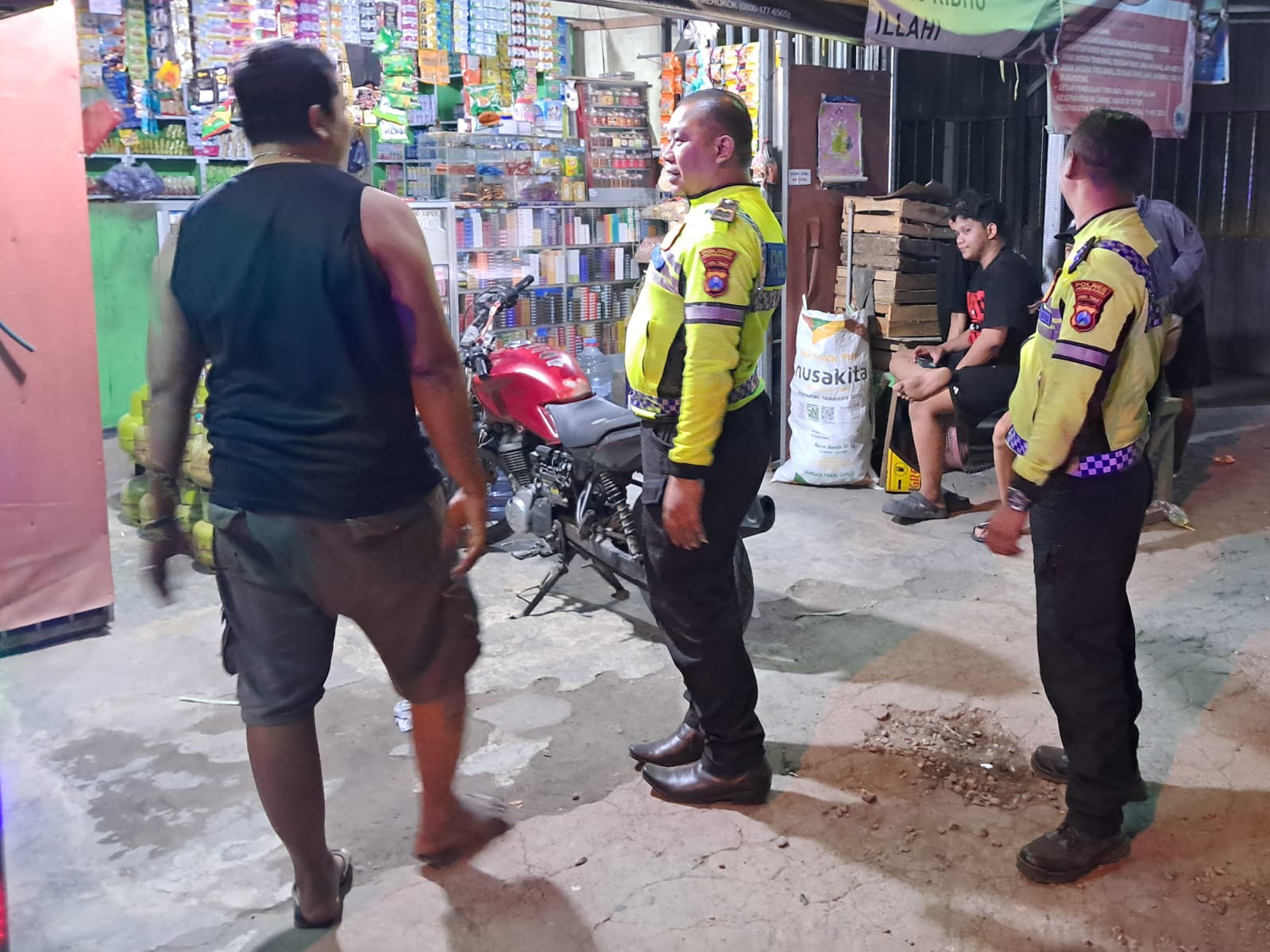 Anggota Polsek Mojoagung Polres Jombang Polda Jatim melaksanakan giat patroli  dialogis dengan warga masyarakat