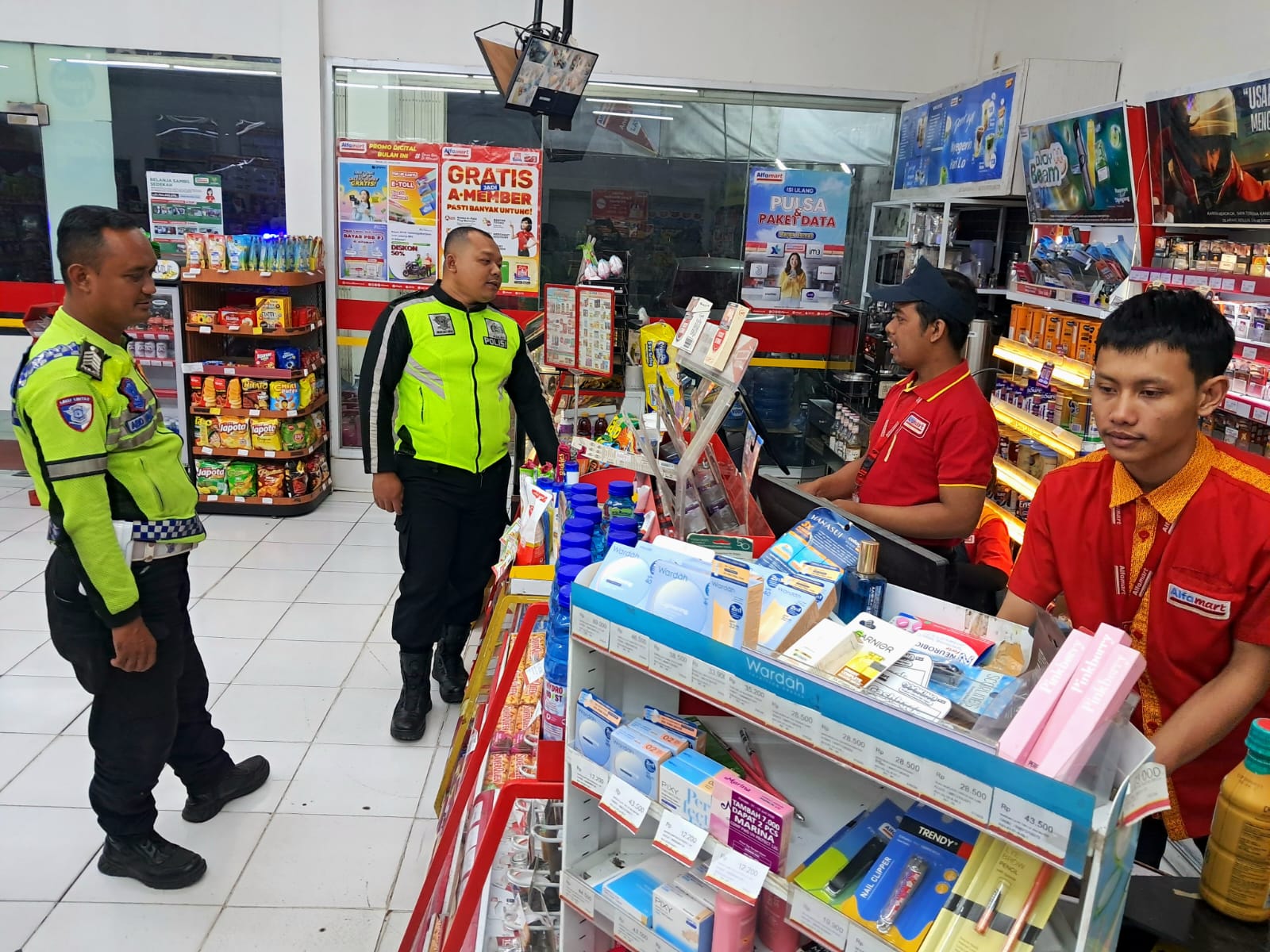 Anggota Polsek Mojoagung Polres Jombang Polda Jatim melaksanakan giat patroli  objek vital Alfamart yang ada di wilayah hukum Polsek Mojoagung