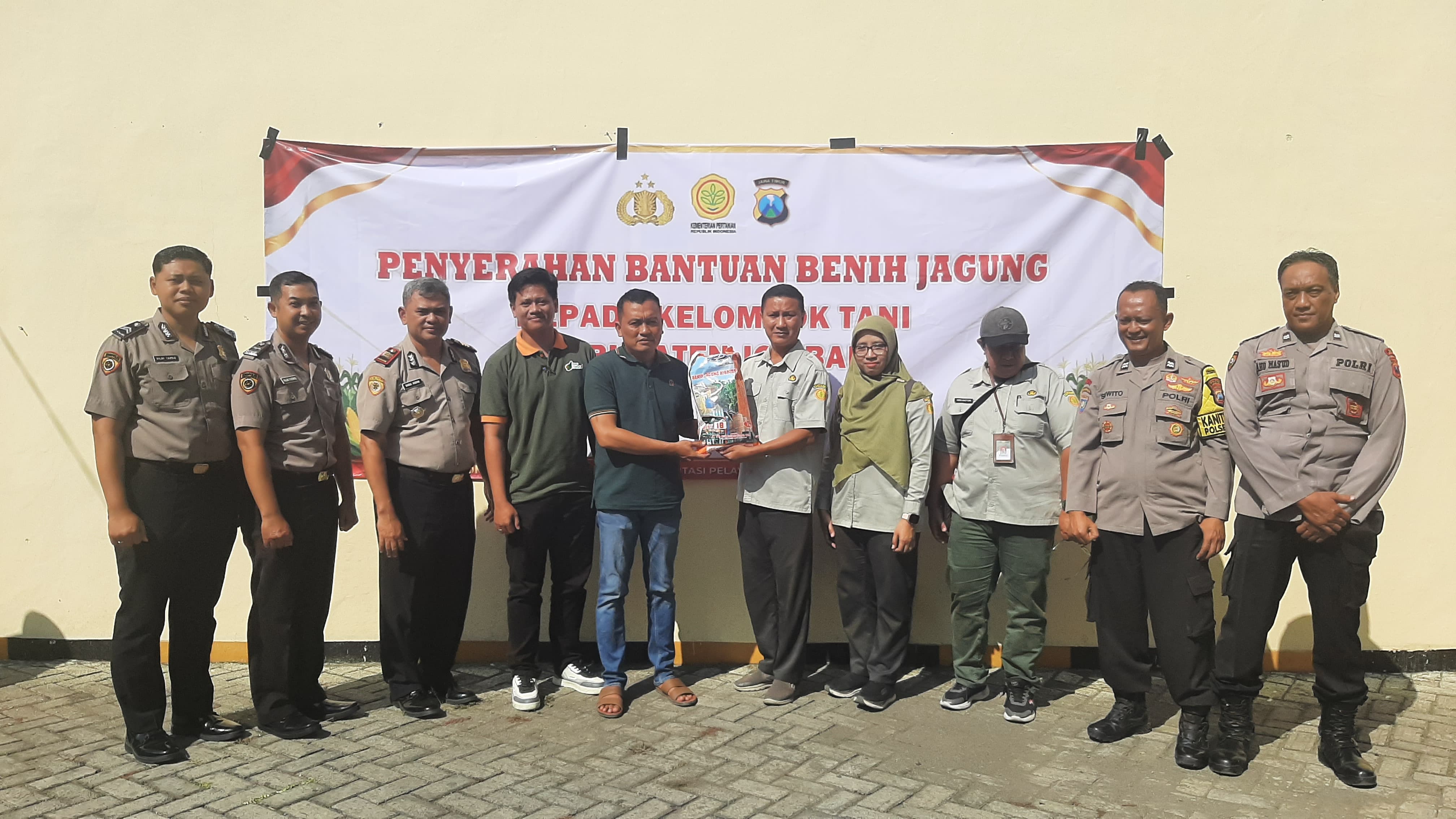 Penyerahan Bantuan Benih Jagung dari Kementerian Pertanian Melalui Polres Jombang Kepada Kelompok Tani di Kecamatan Diwek Kabupaten Jombang