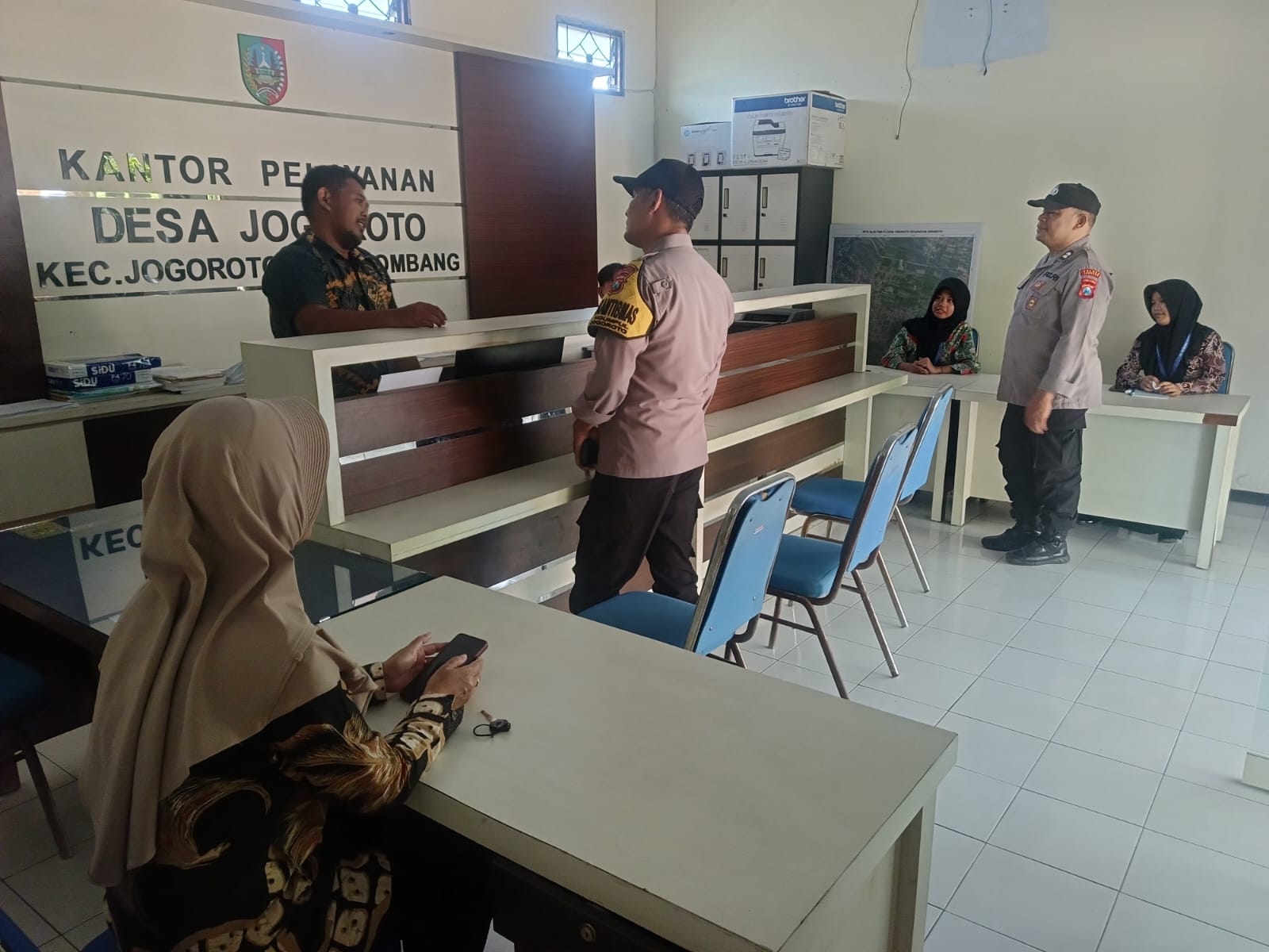 Patroli Harkamtibmas Unit SPKT Polsek Jogoroto Sambang Kantor Desa Jogoroto Serta Dailogis Kamtibmas Bersama Perangkat Desa