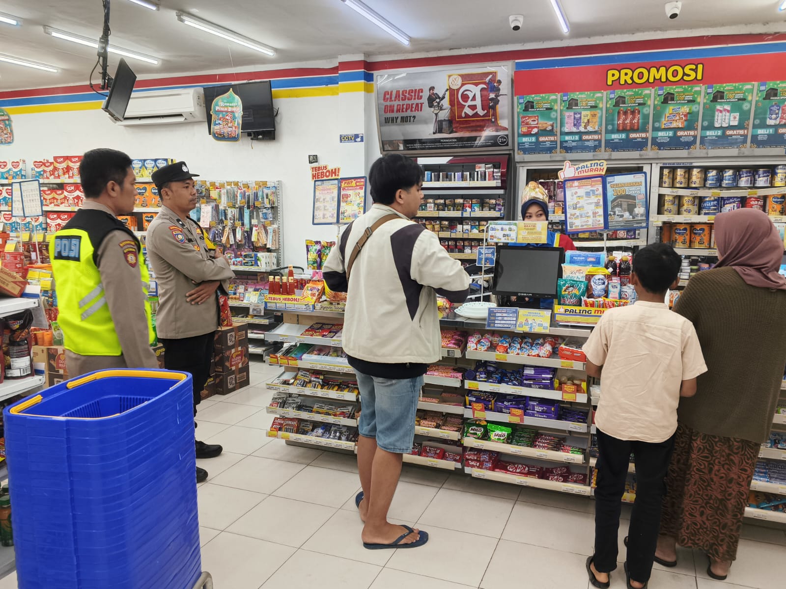 Patroli Mobiling Kanit Binmas Polsek Jogoroto Bersama Anggota SPKT Sambangi Obyek Vital Minimarket Sekaligus Memberi Himbauan Kamtibmas Kepada Karyawanan
