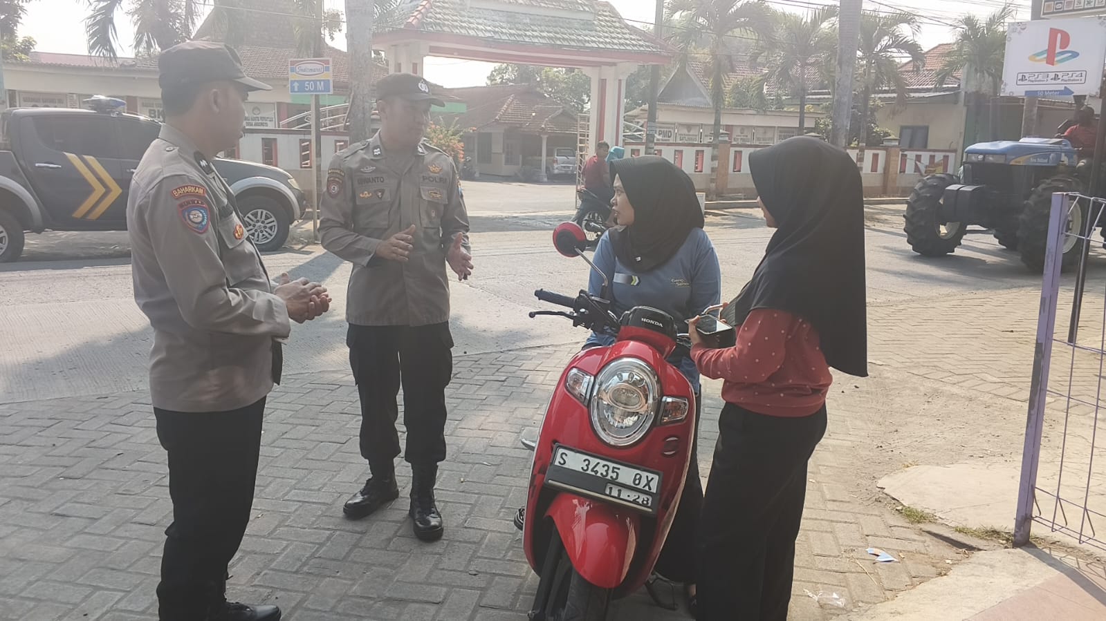 Kanit Binmas Polsek Jogoroto Bersama Anggota SPKT Polsek Jogoroto Memberikan Himbauan Keselamatan Berlalu-lintas kepada Masyarakat