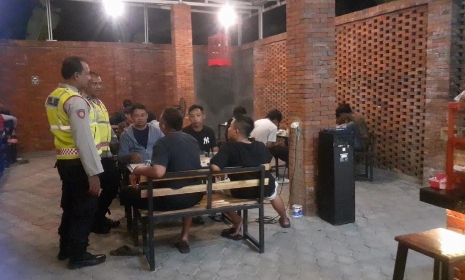 Jaga Kamtibmas, Polsek Jogoroto Gelar Patroli Mobiling Sambangi Warung Wifi Serta Dialogis Kamtibmas Dengan Pengunjung
