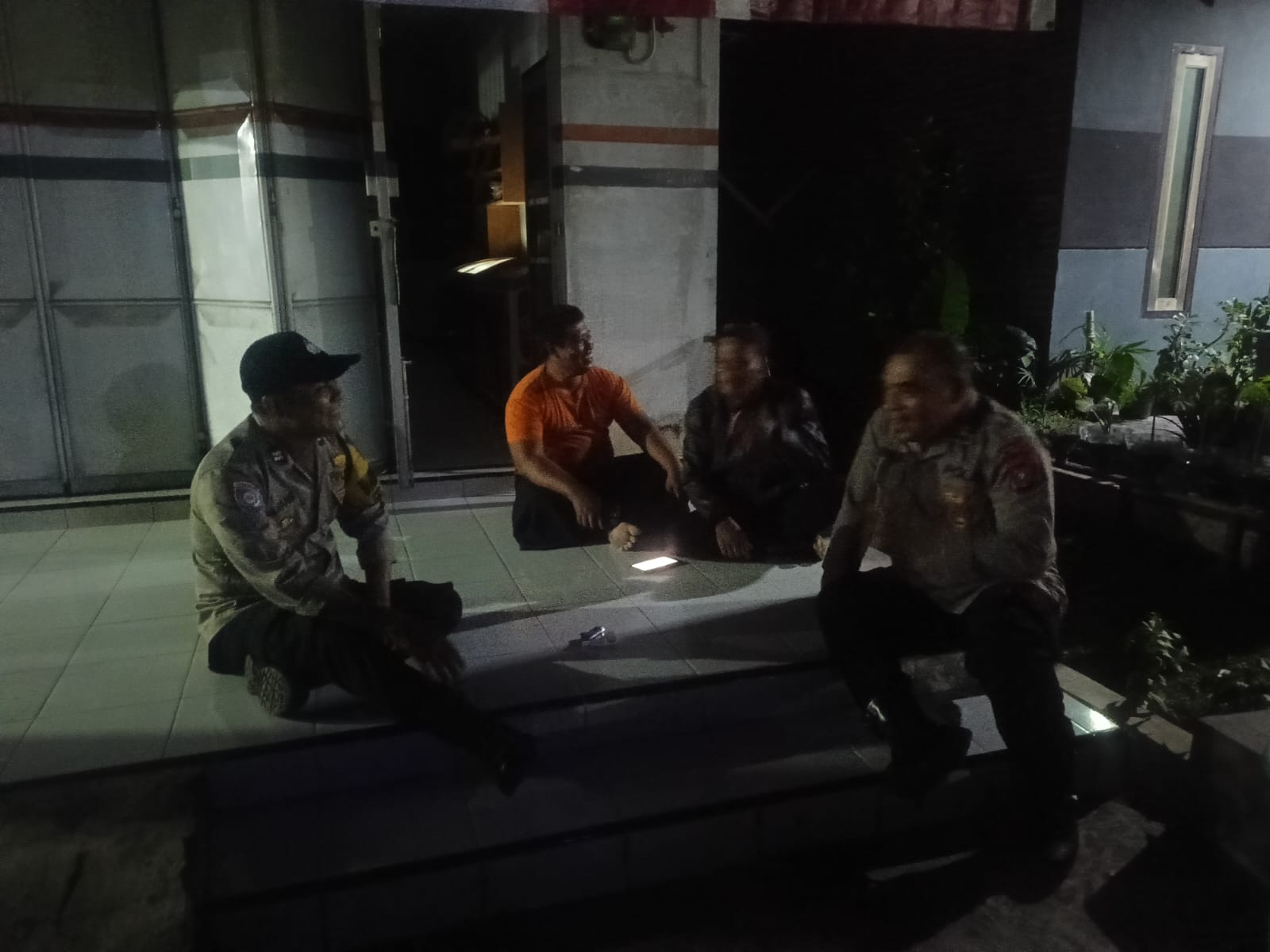 Personil Polsek Jogoroto Sambang Pemukiman Sekaligus Memberi Himbauan Kamtibmas Kepada Warga Masyarakat Agar Selalu Waspada Terhadap Pelaku Kejahatan