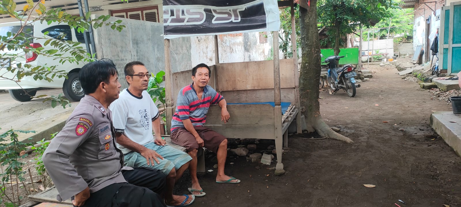 Personil Polsek Ngoro Sambang Desa menyampaikan himbau agar selalu waspada kejahatan