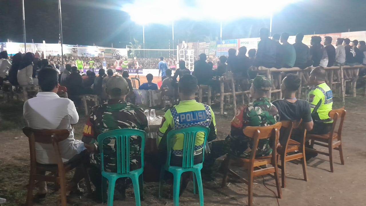 Anggota Polsek Mojoagung Polres Jombang Polda Jatim melaksanakan giat pengamanan pertandingan bola volly mancilan cup