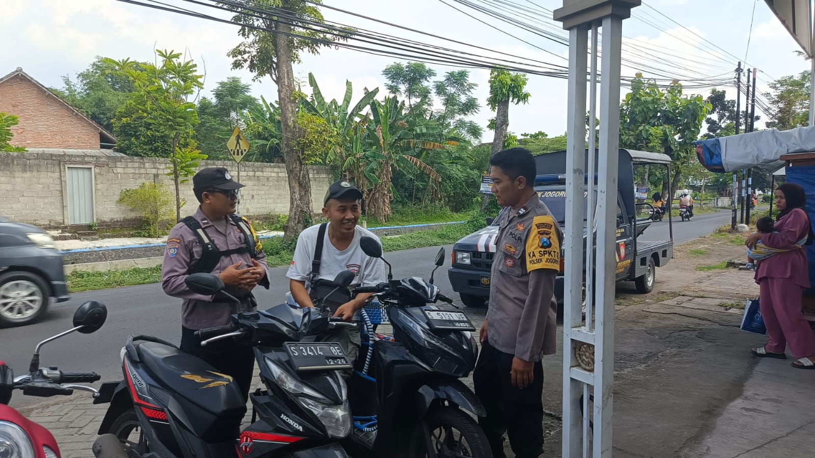 Unit SPKT Polsek Jogoroto Memberikan Himbauan Keselamatan Berlalu-lintas kepada Pemuda / Warga Masyarakat