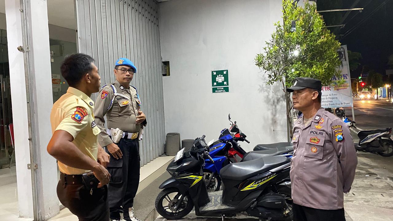 Personil Polsek Ngoro Patroli Harkamtibmas Malam Hari Waspada Kejahatan