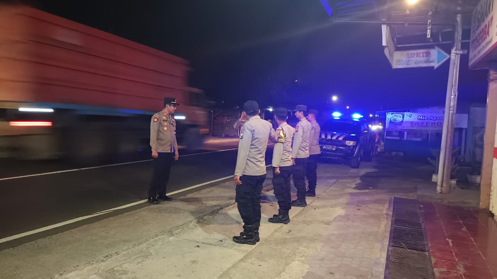 Polsek Ngusikan giat patroli malam minggu bergabung dengan Polsek Kudu