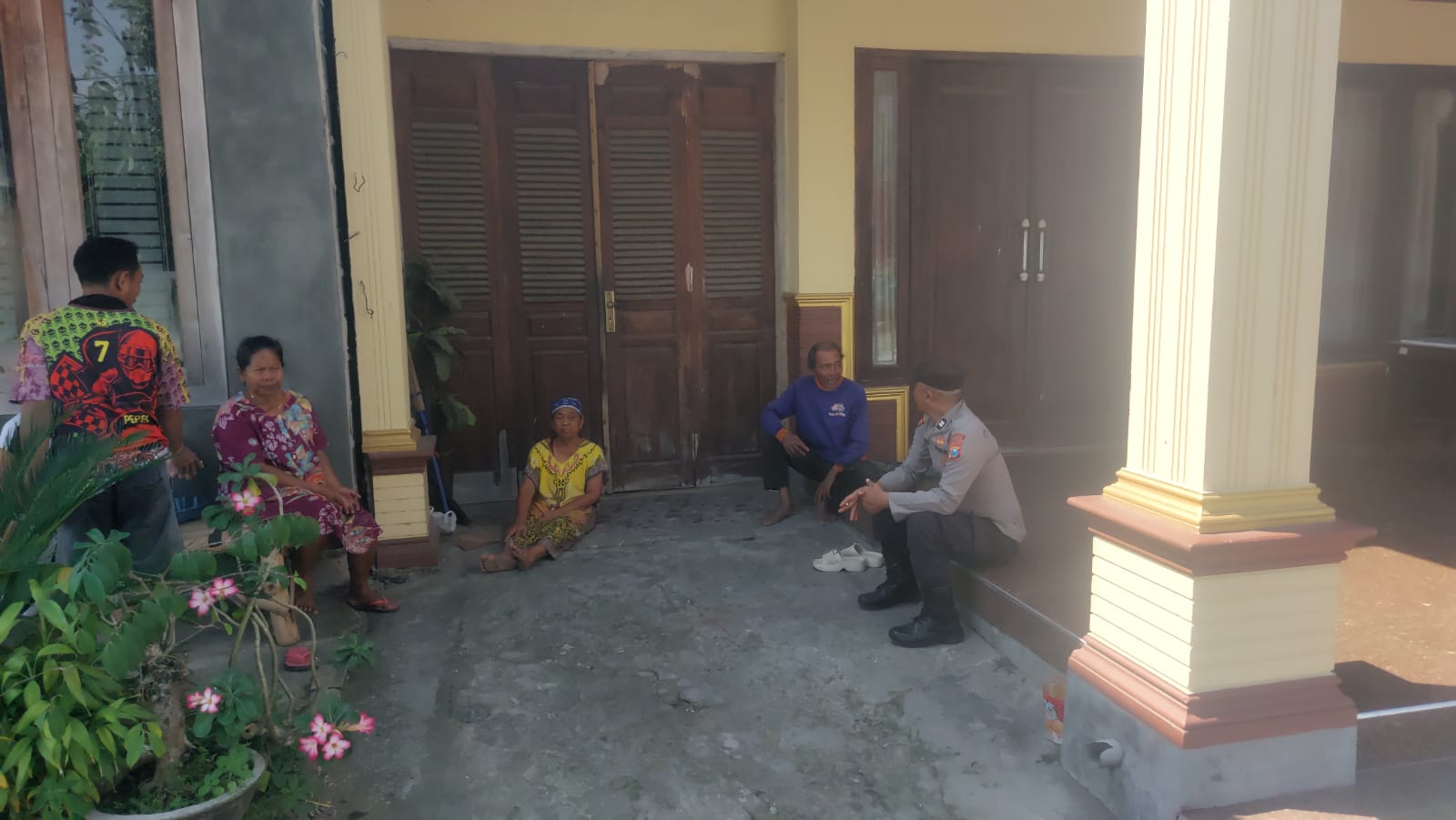 Patroli ke rumah warga Polsek Ngusikan ajak warga jaga Kamtibmas