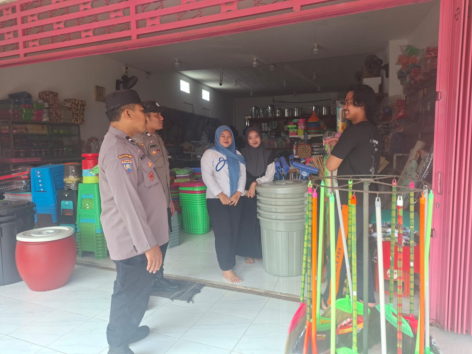 Patroli Siang Hari Regu Piket Sanbangi Obyek Vital Pertokoan Sekaligus Memberi Himbauan Kamtibmas Kepada Karyawan Toko / Warga Masyarakat