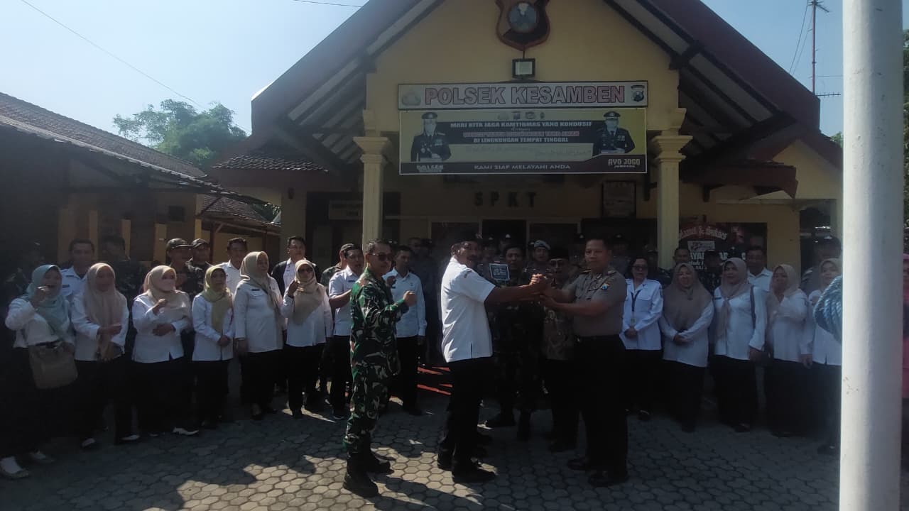 Forkopimcam Kesamben Beri Kejutan HUT Polri ke-80 di Mapolsek Kesamben