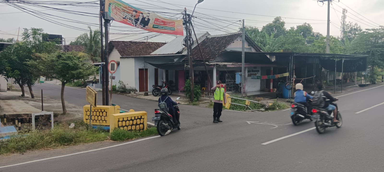 Polsek Kudu Kring Kring Pagi Atur Lalin Pada Jalan Rawan Laka