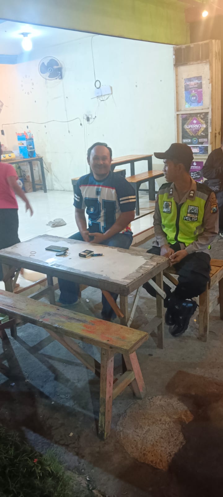 sambang warga di tempat ramai, patroli piket polsek kudu sasar Warung kopi desa made.