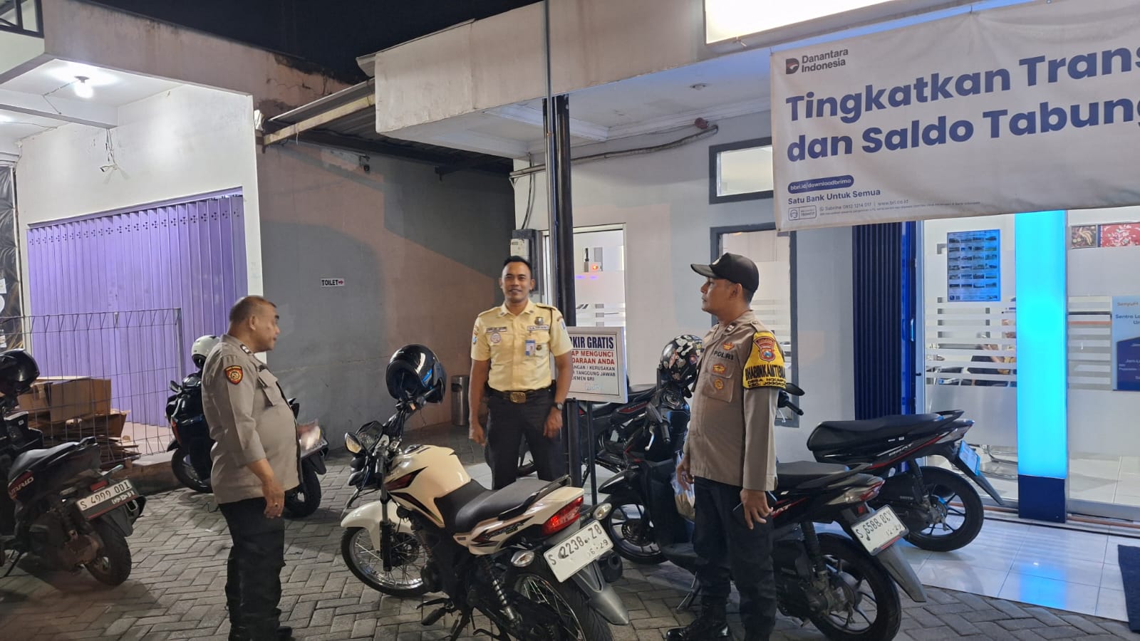 Kanit Binmas Polsek Jogoroto Besama Anggota SPKT Polsek Jogoroto Gelar Patroli Mobiling Sambang Obyek Vital Perbankan