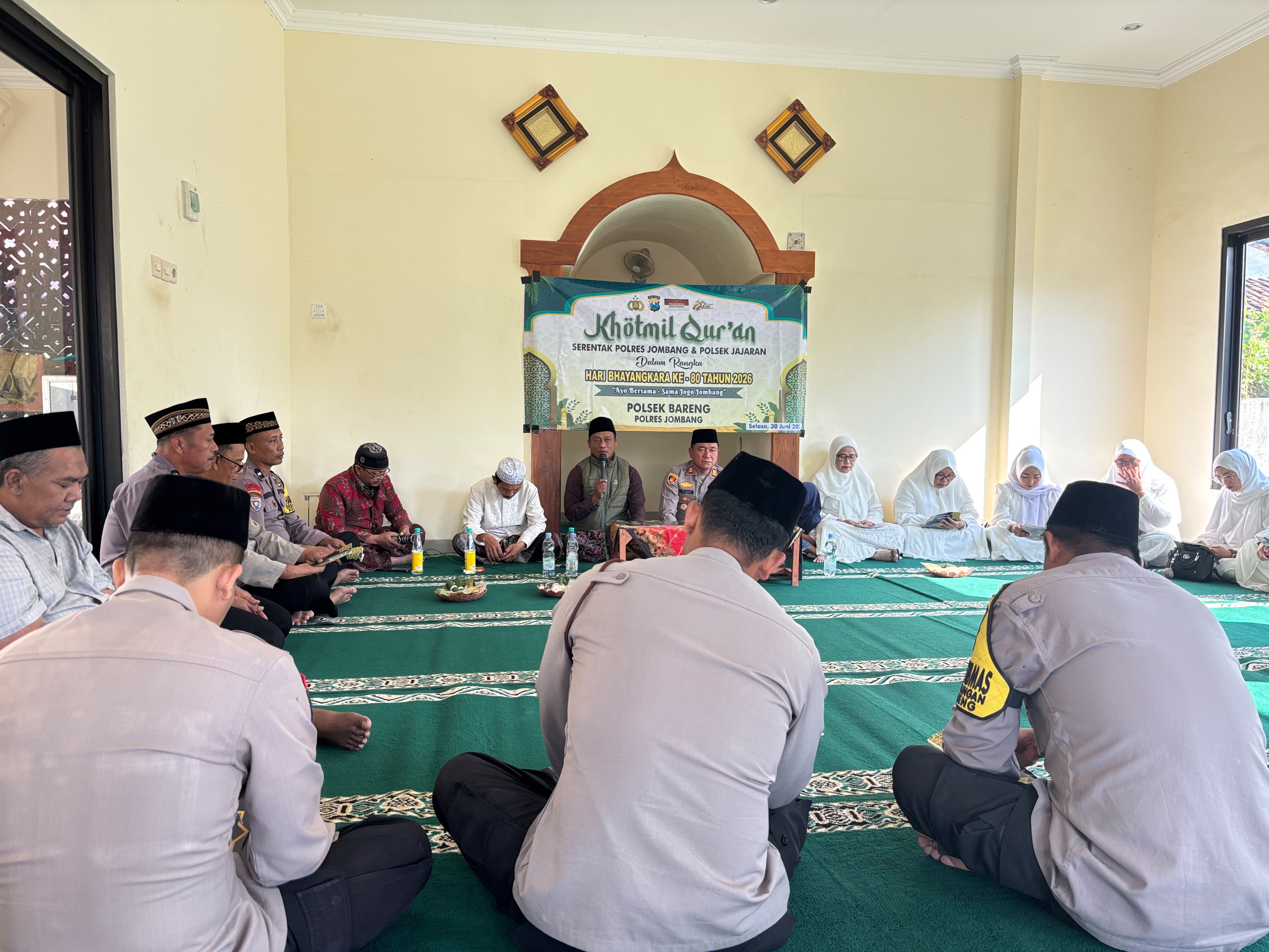 Personel Polsek Bareng Laksanakan Khotmil Qur'an dan Doa Bersama Peringati Hari Bhayangkara ke-80