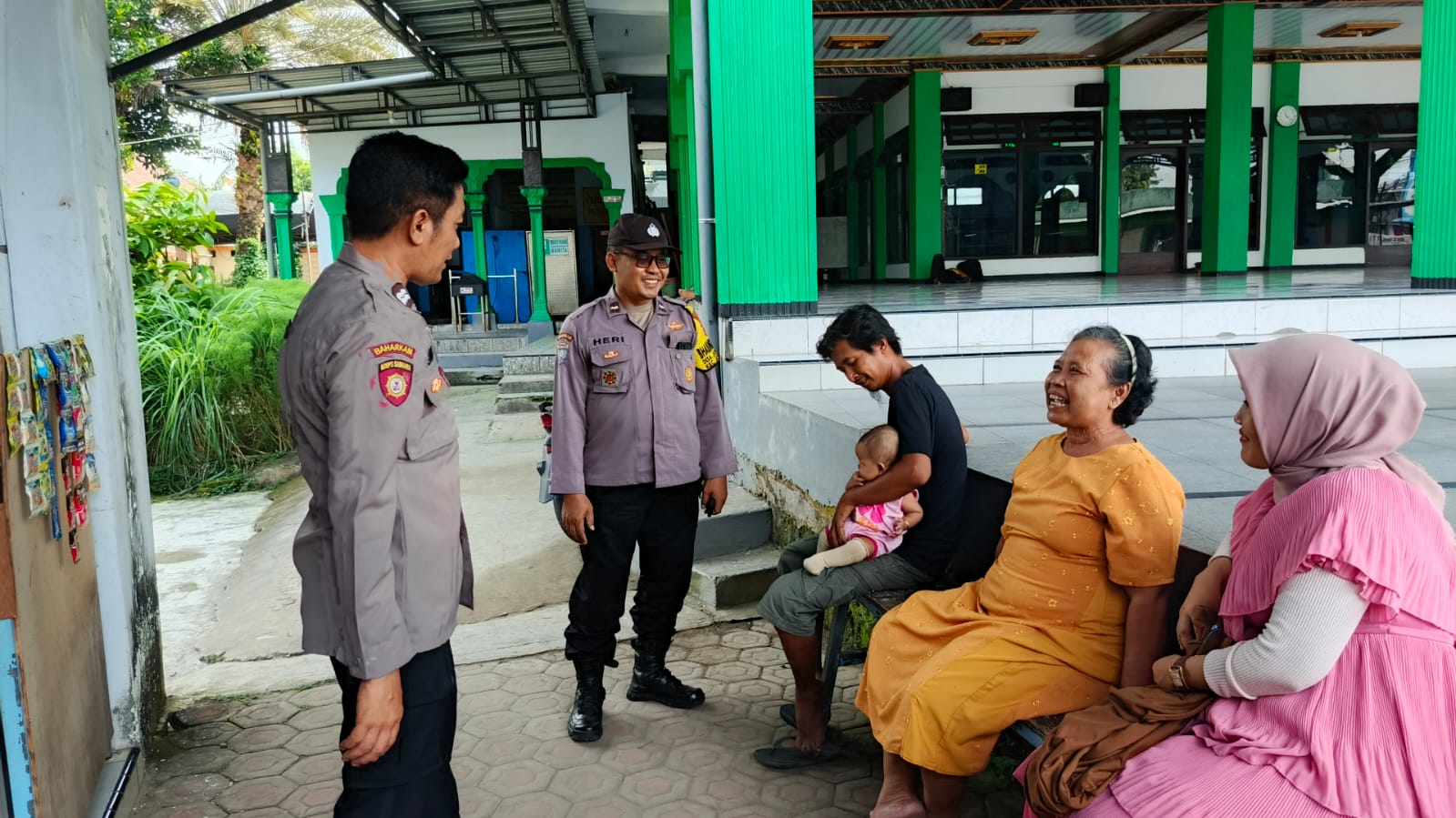 Unit SPKT Polsek Jogoroto Aiptu Iswanto Bersama Anggota Lainnya Terlihat Berdialogis Bersama Dengan Warga Desa Jogoroto