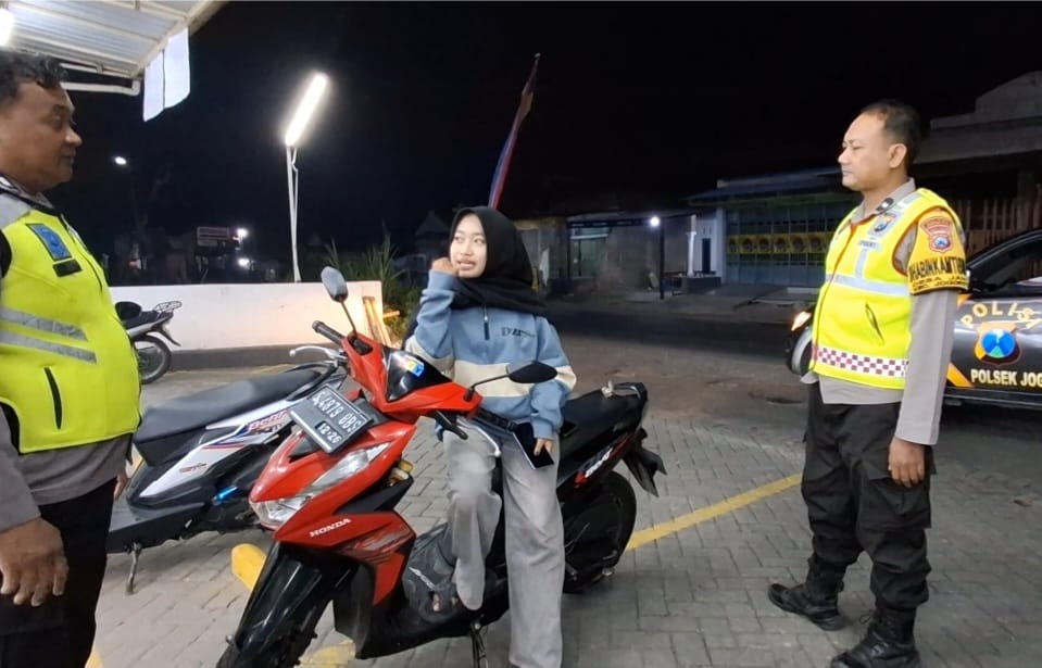 Regu Patroli Polsek Jogoroto Memberikan Himbauan Keselamatan Berlalu-lintas kepada Warga Masyarakat / Para Pemuda