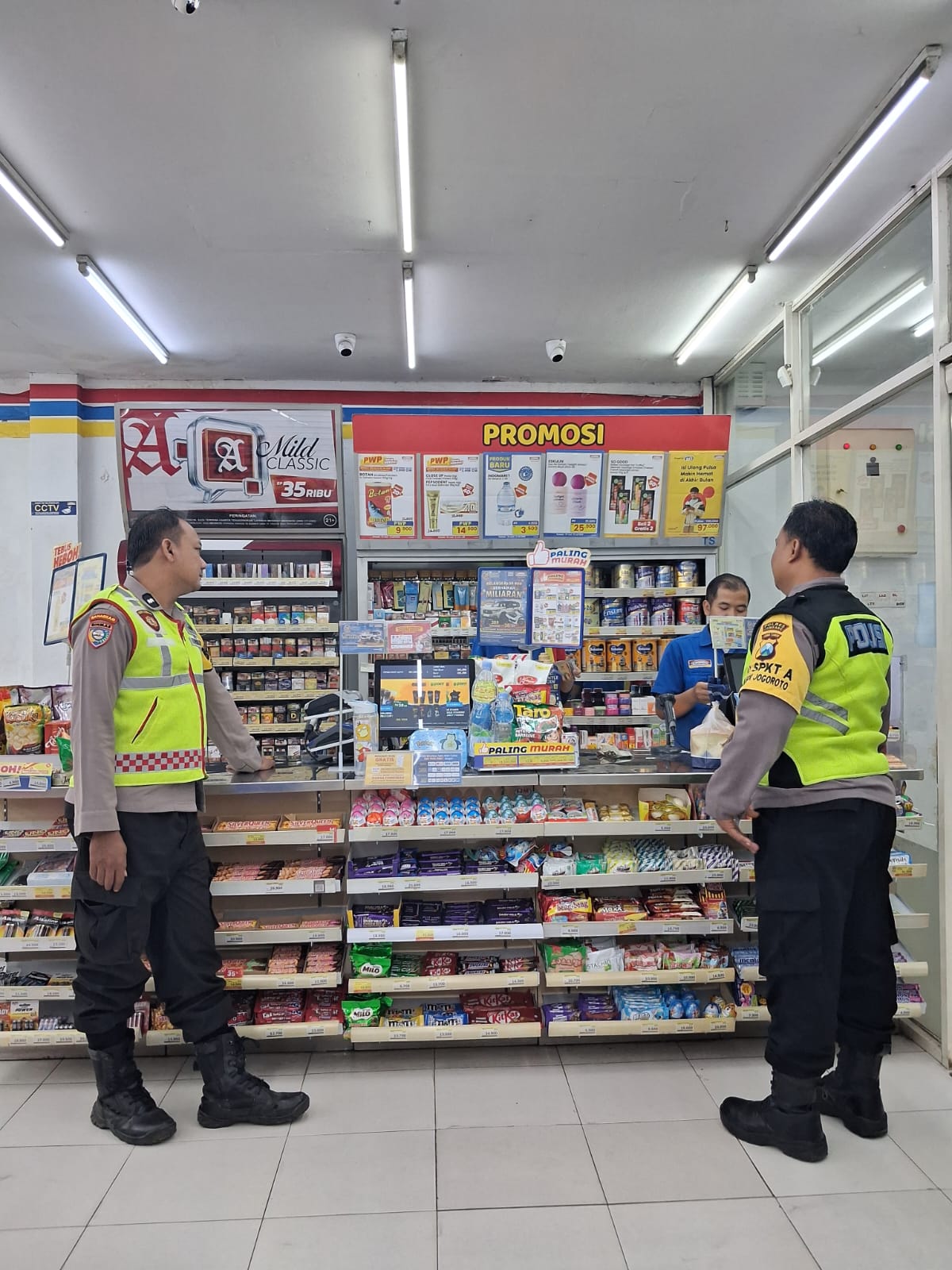 Patroli Mobiling  Unit SPKT Polsek Jogoroto Sambangi Obyek Vital Minimarket