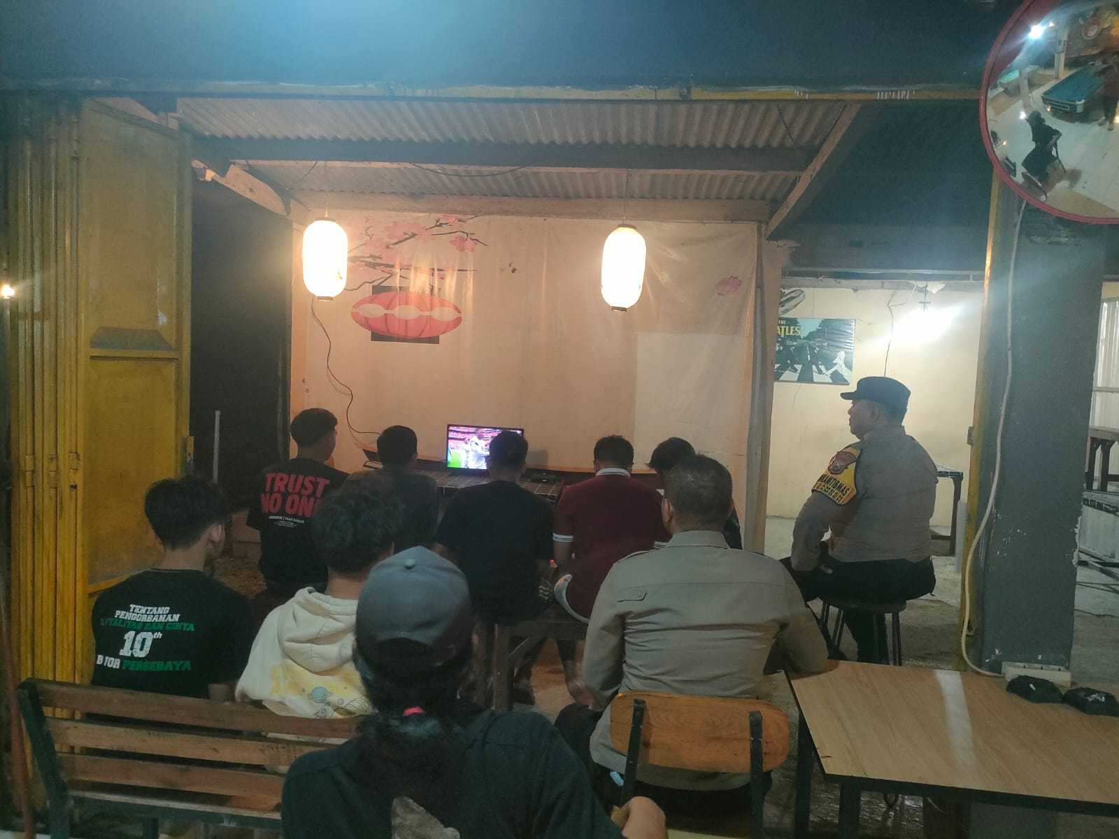 Hadir di Tengah Warga, Polsek Kesamben Nobar Piala Dunia 2026 di Kafe Kesamben