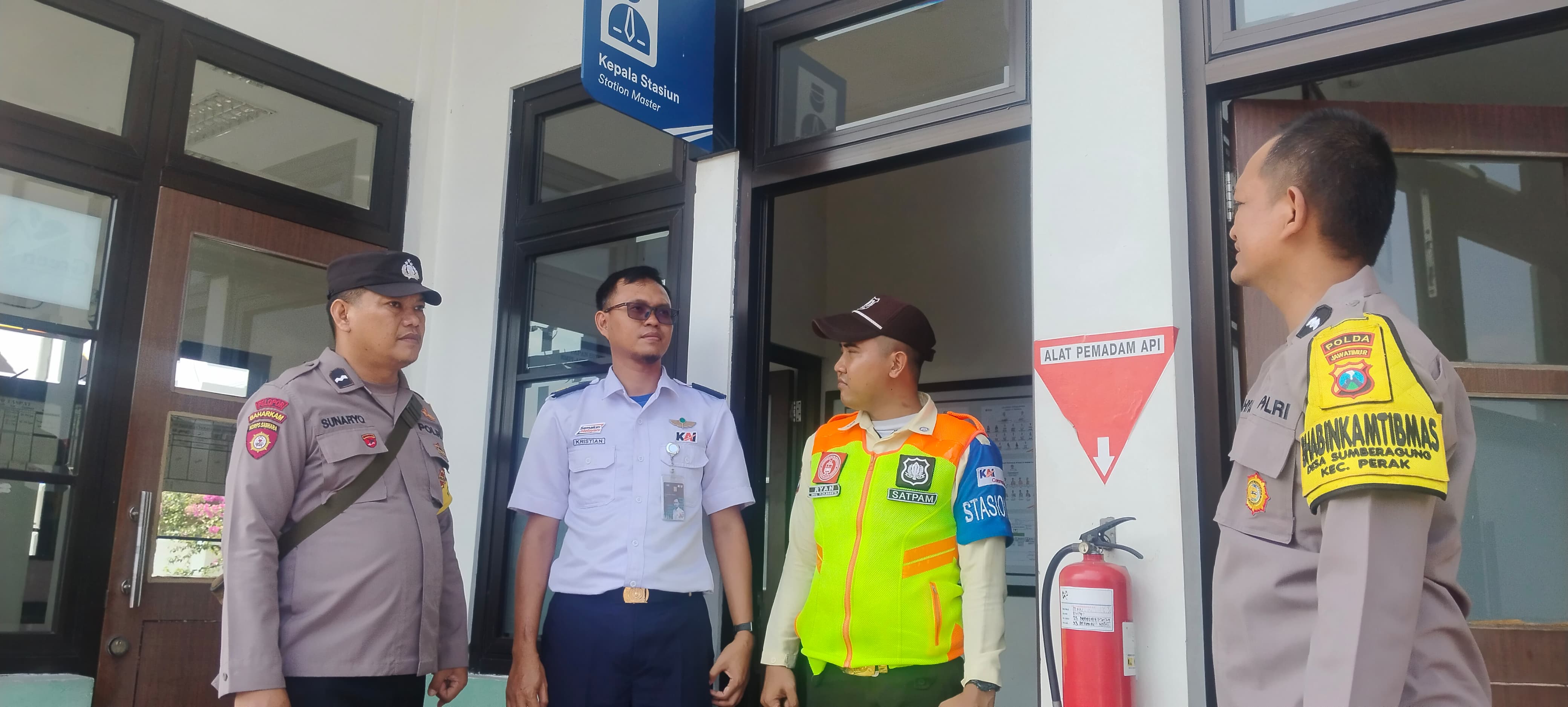 Patroli siang hari ke PT KAI Sembung dilakukan regu piket SPKT Polsek Perak