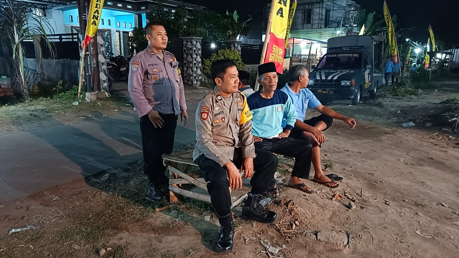 Polsek Jogoroto Gelar Patroli Mobiling Sekaligus Dialogis Kamtibmas Dengan Para Pemuda / Warga Masyarakat