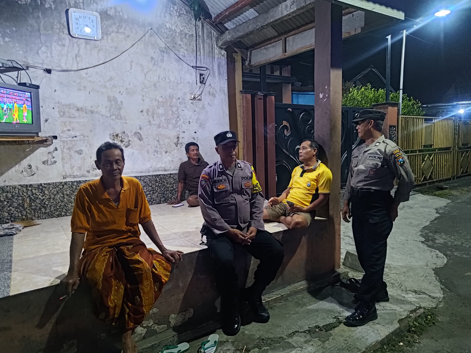 Personel Polsek Bareng Laksanakan Patroli Sepertiga Malam di Pos Kamling Desa Ngampungan