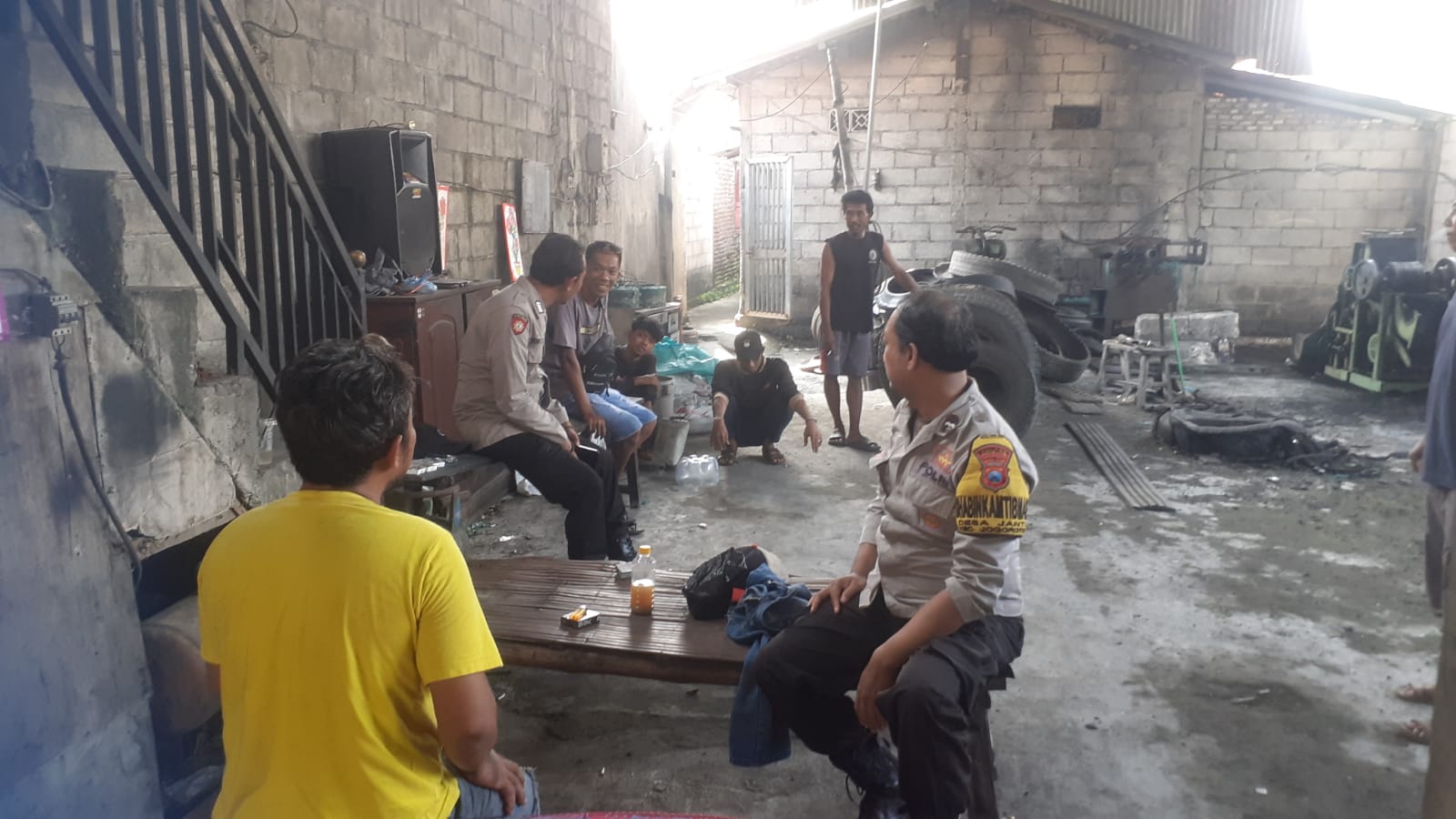 Anggota Polsek Jogoroto Patroli Sambangi Desa Sambirejo Dengan Menggunakan Mobil Patroli kepolisian Pada Pemukiman Warga Dan Daerah Rawan Kriminalitas Lainnya