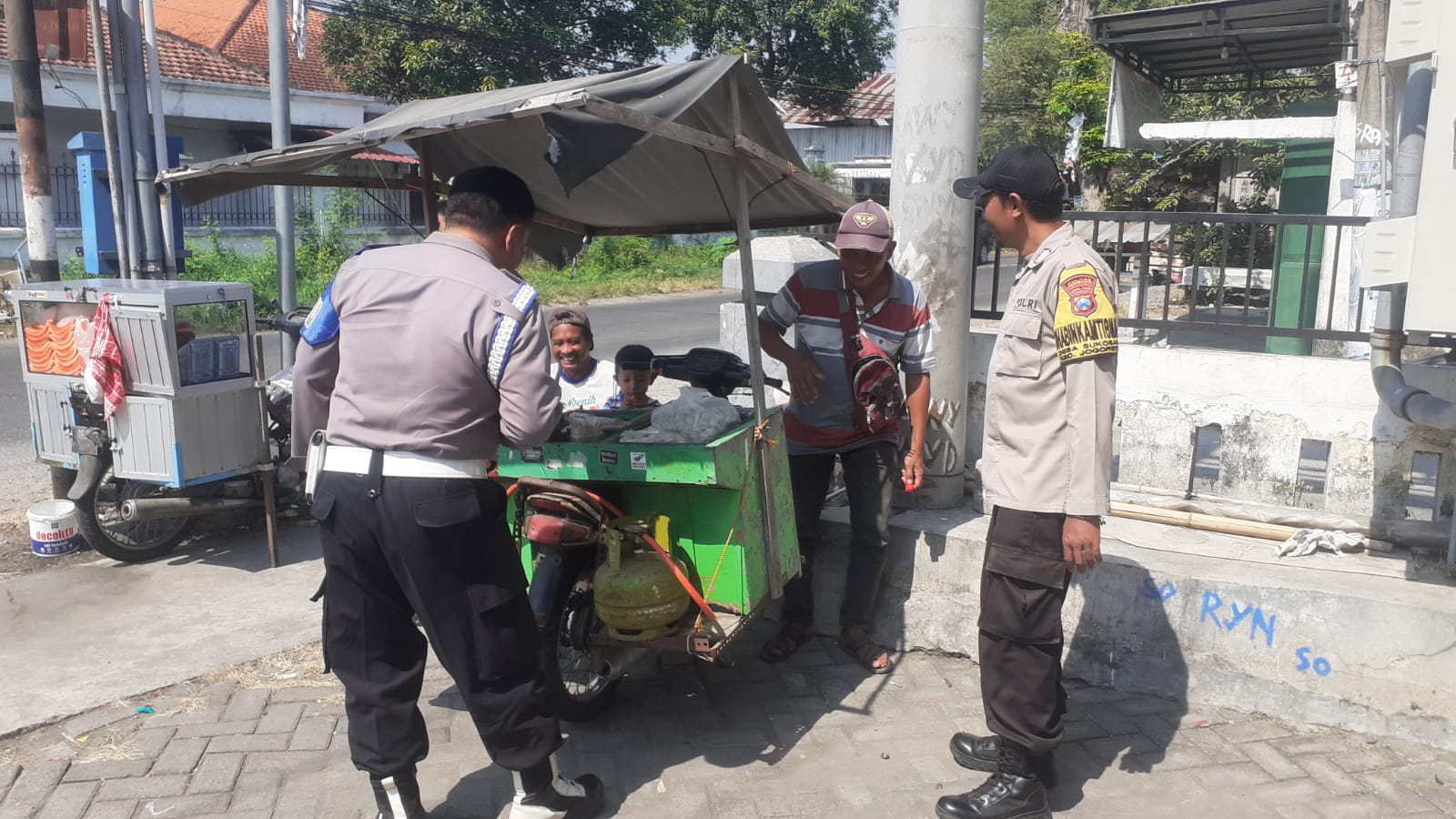Jaga Kamtibmas, Anggota Polsek Jogoroto Gelar Patroli Mobiling  Serta Memberi Himbauan Kamtibmas Kepada Pedagang Kaki Lima