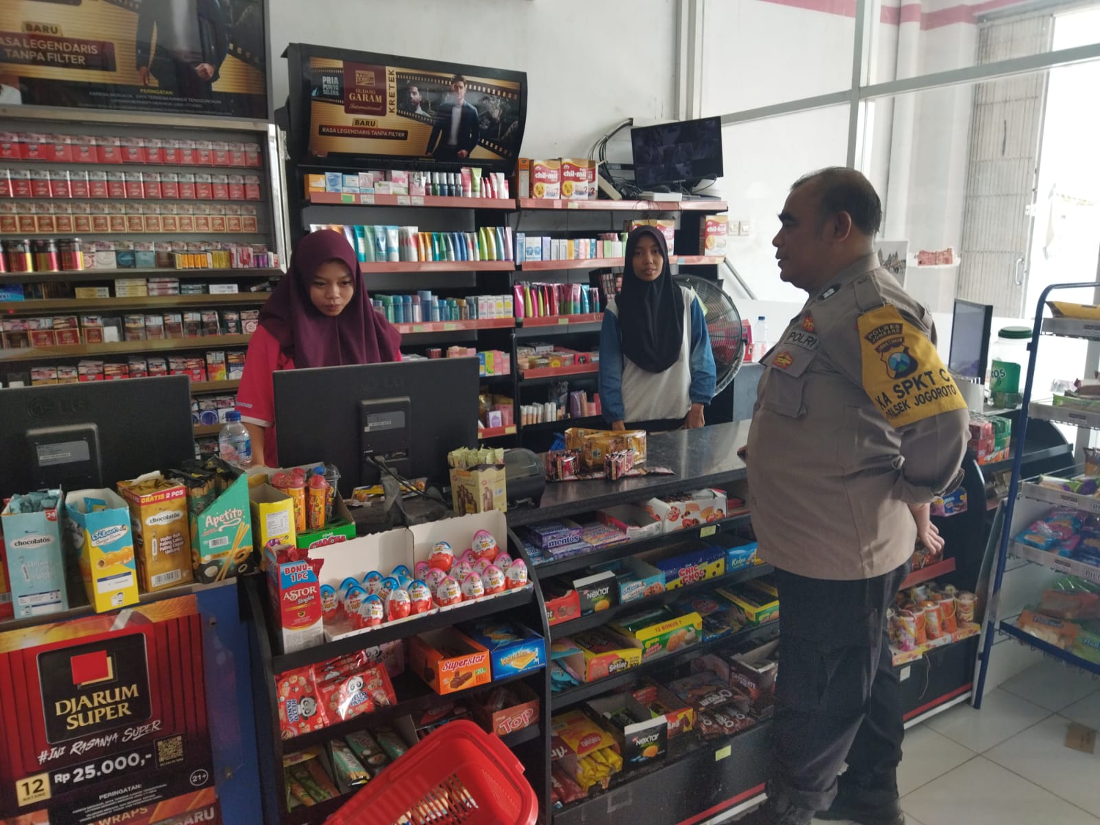 Sambangi Obyek Vital Minimarket Anggota SPKT Polsek Jogoroto Memberikan Himbauan Kamtibmas Kepada Karyawan / Warga Masyarakat