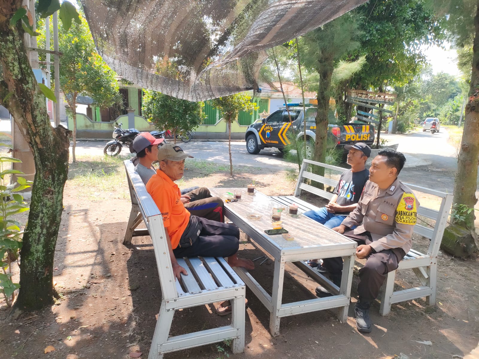 Ngobrol Bareng Warga, Polisi RW Desa Pojokrejo Ajak Jaga Kamtibmas Tetap Kondusif