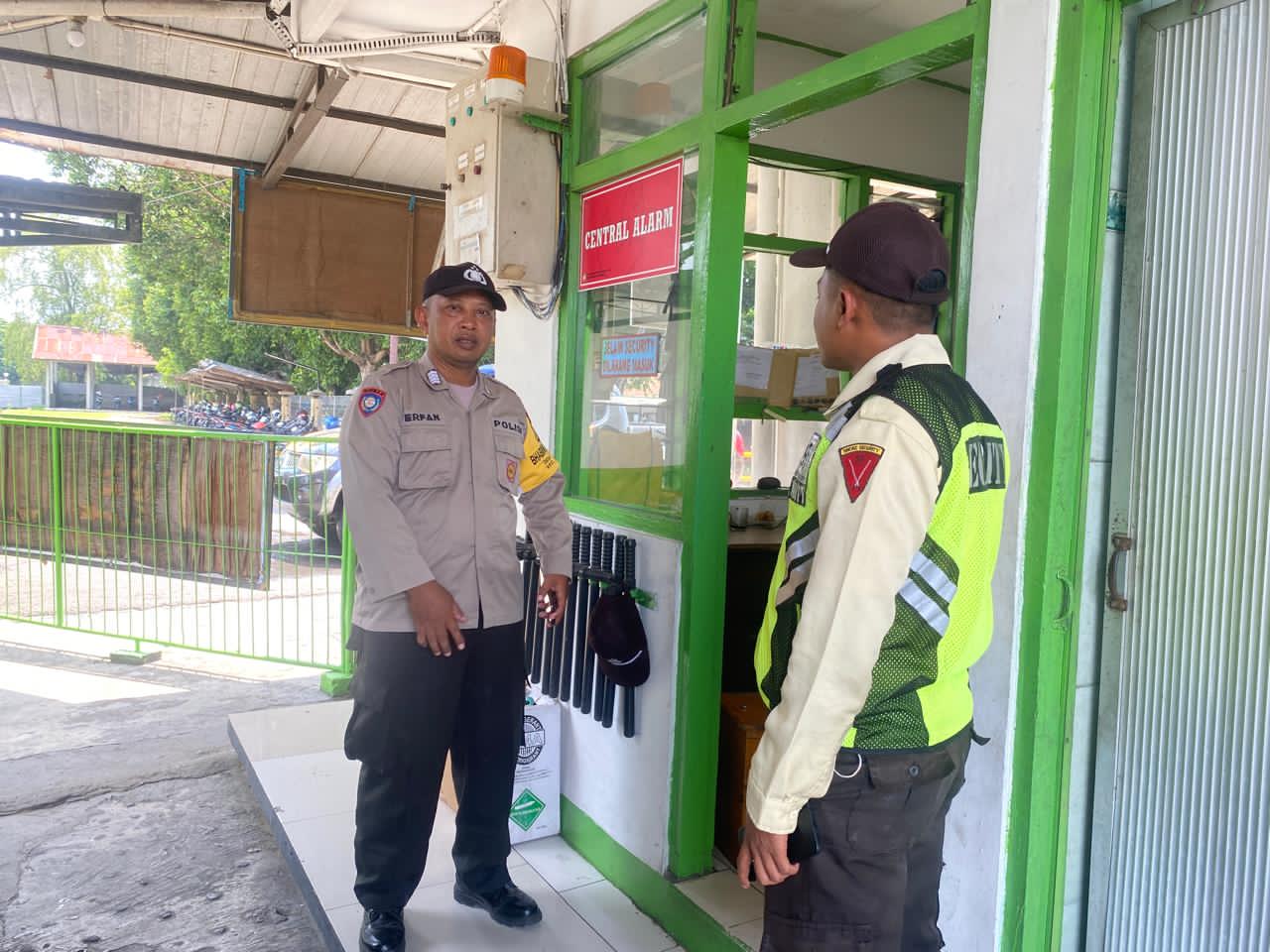 Patroli siang hari anggota Polsek Perak ke PT Phokpan yang berada di desa Temuwulan kecamatan Perak