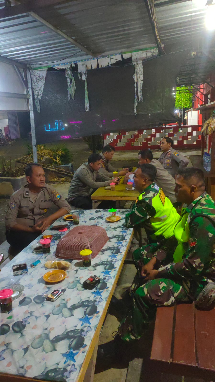 Jaga situasi diwilayah kecamatan perak yang kondusif di lakukan oleh anggota Polsek Perak bersama dengan Koramil perak